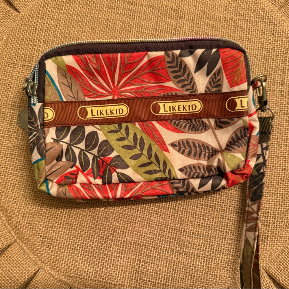 Multicolor Leaf Pattern Wristlet